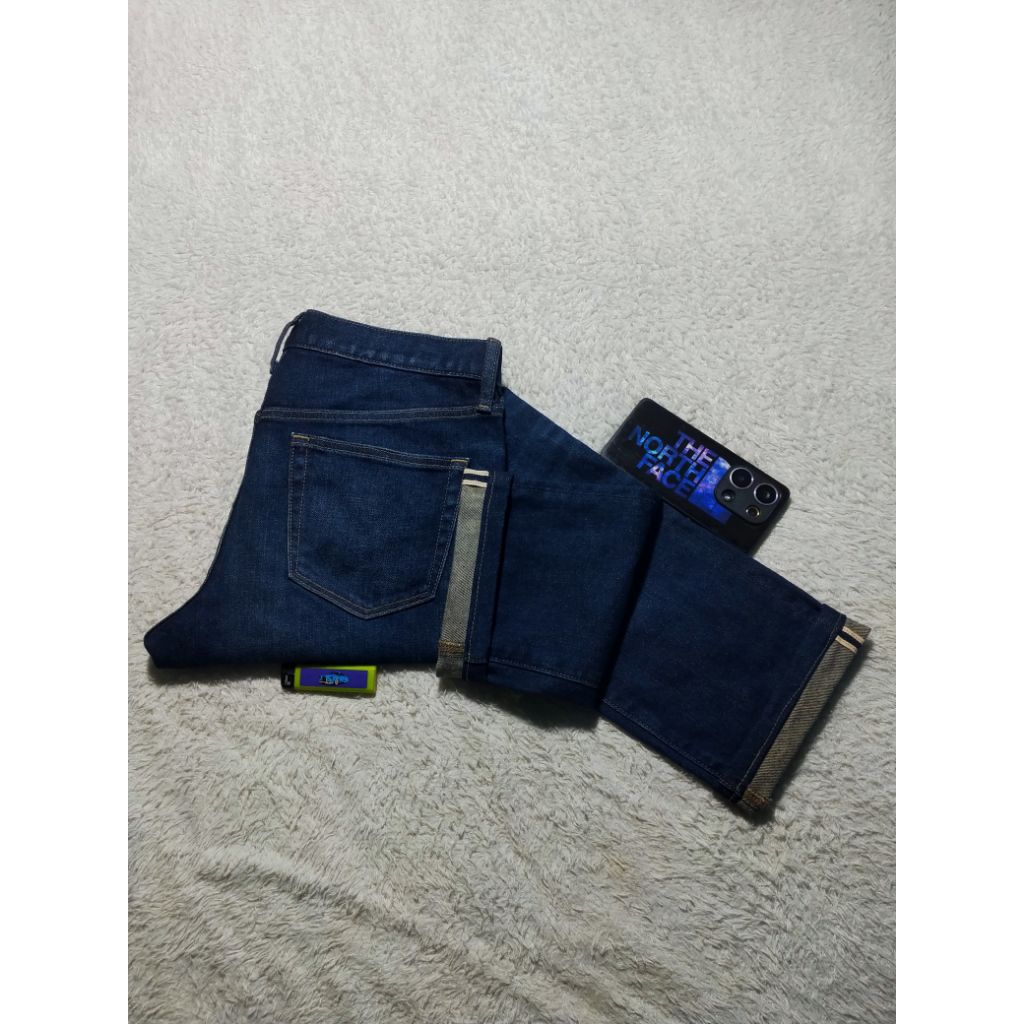 Celana jeans second berkualitas by UNIQLO SALVAGED SLIM STRAGHT