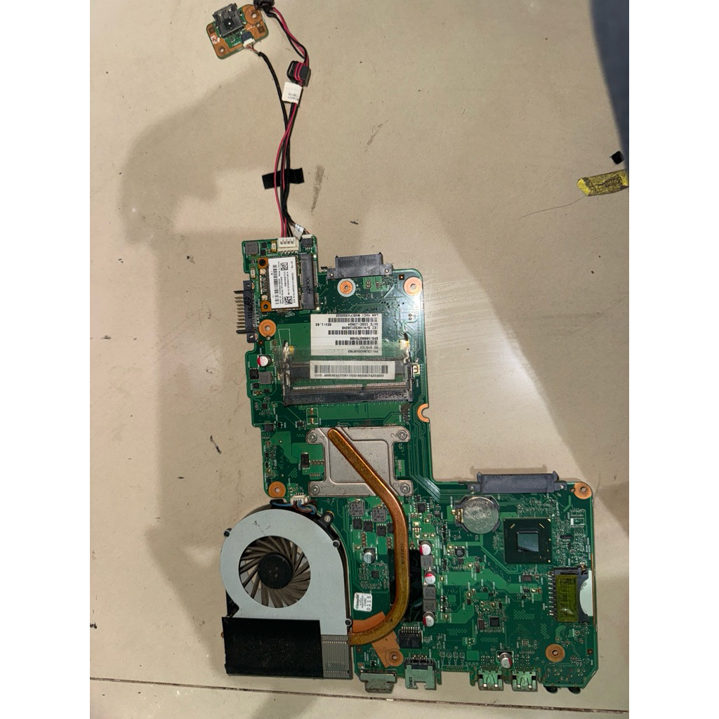 mainbord Toshiba C850  spek celeron CpU 847 kondisi mainbord normal garansi