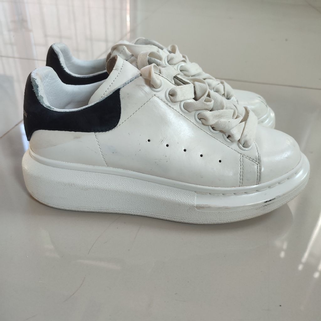 Sepatu Alexander MCQ