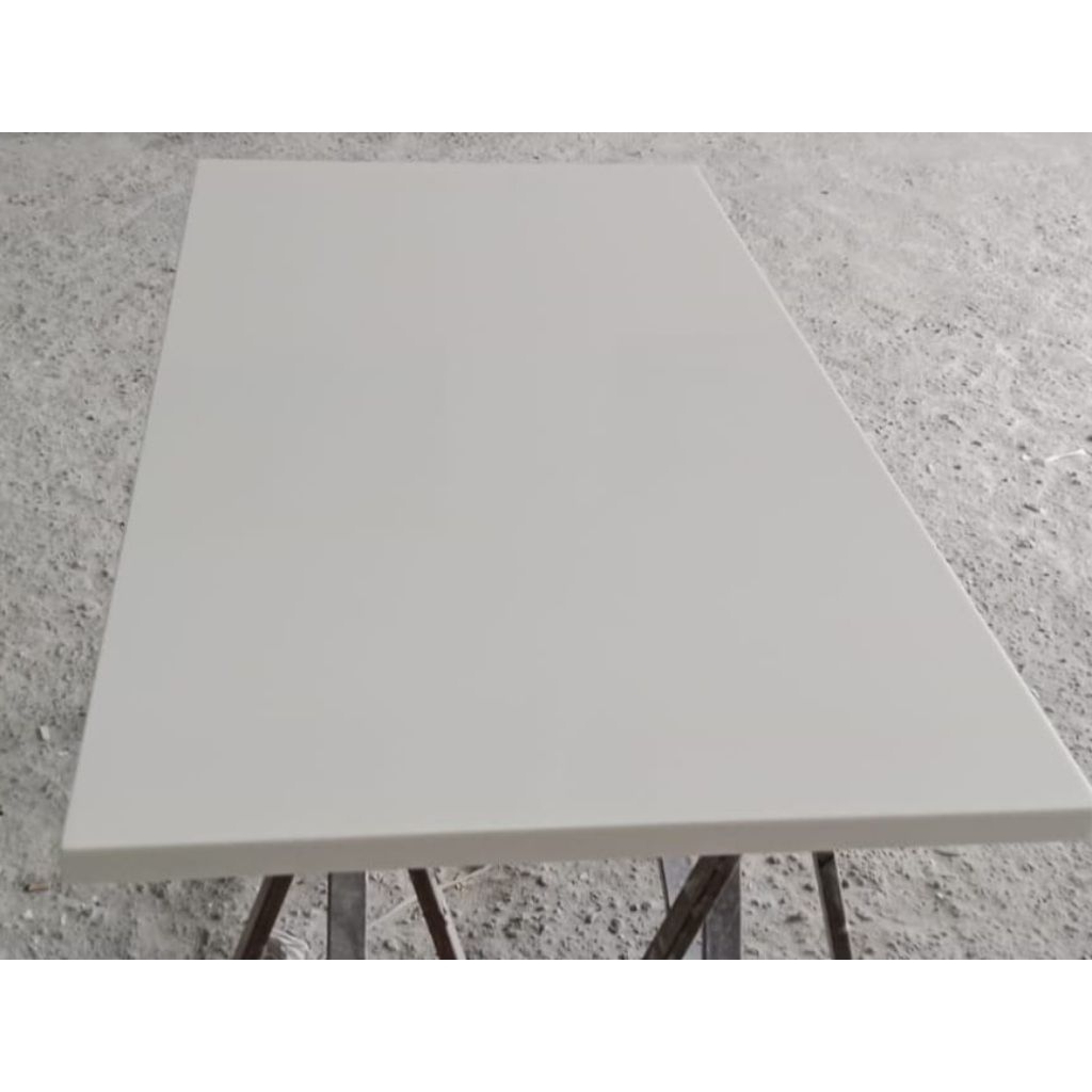 Meja makan solid surface B