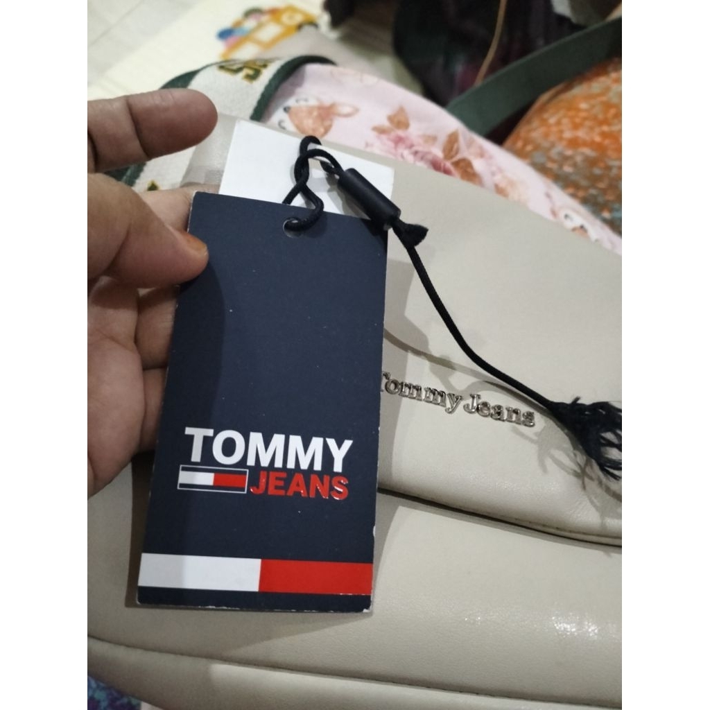 tas slempang tommyJeans preloved