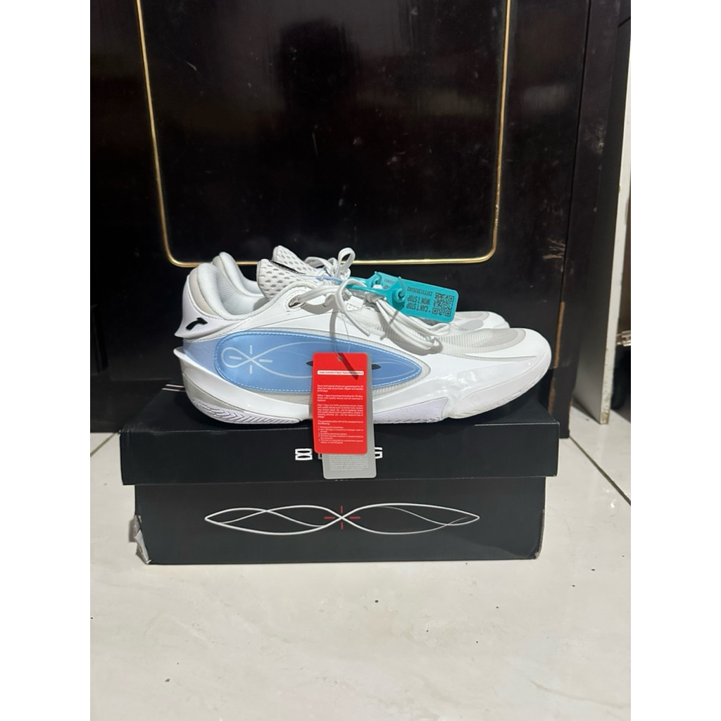Lining 808 5 Ultra size 44 2/3 BNIB