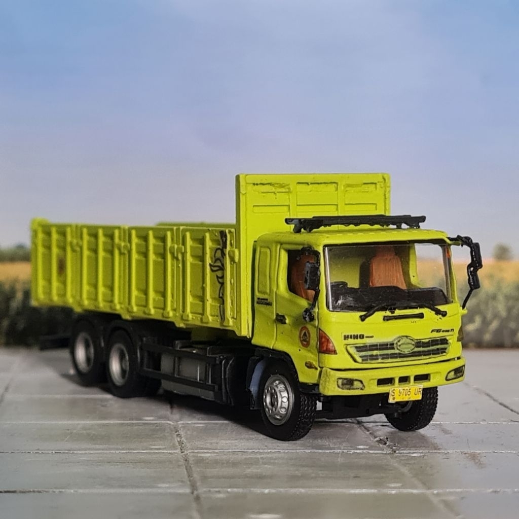 Miniatur Truck - Hino 500 Tronton Triple Axle - Miniatur Hino Bak - Skala 1:87 (HO Scale)