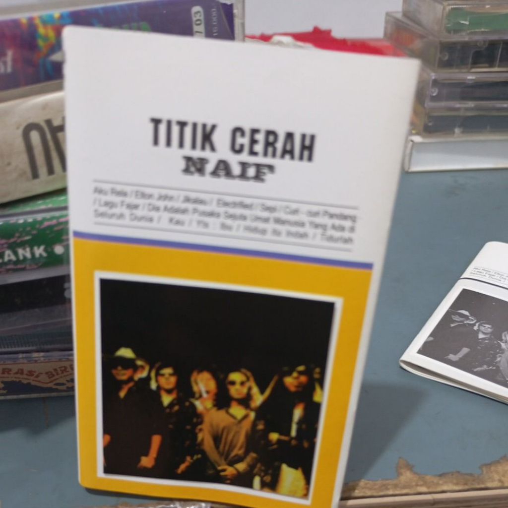 kaset pita naif titik cerah
