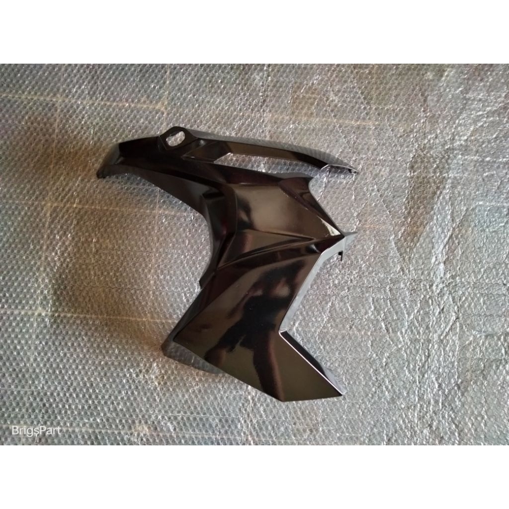 cover tebeng sayap depan sebelah kanan honda ADV 160 hitam original