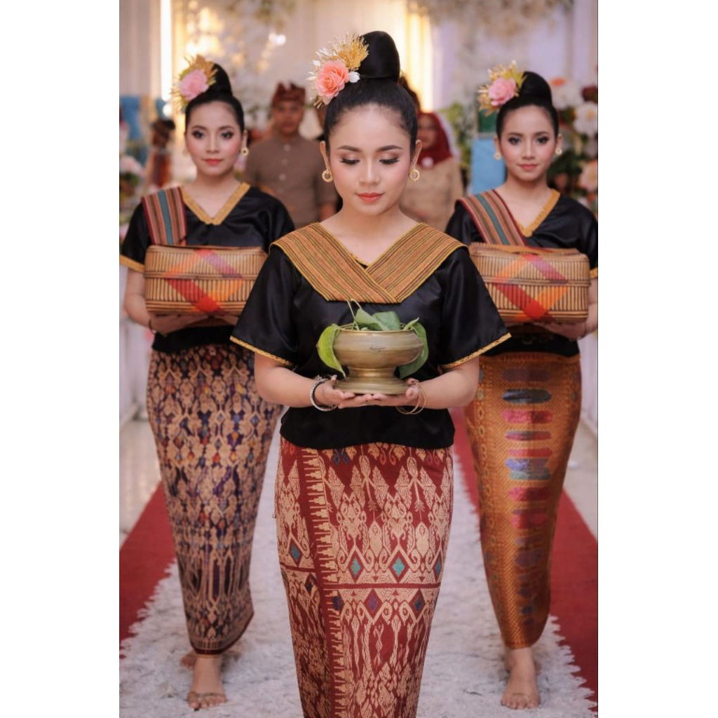 Hiasan Kepala Baju Lambung baju adat sasak wanita, konde, 2 kembang emas dan kembang mawar