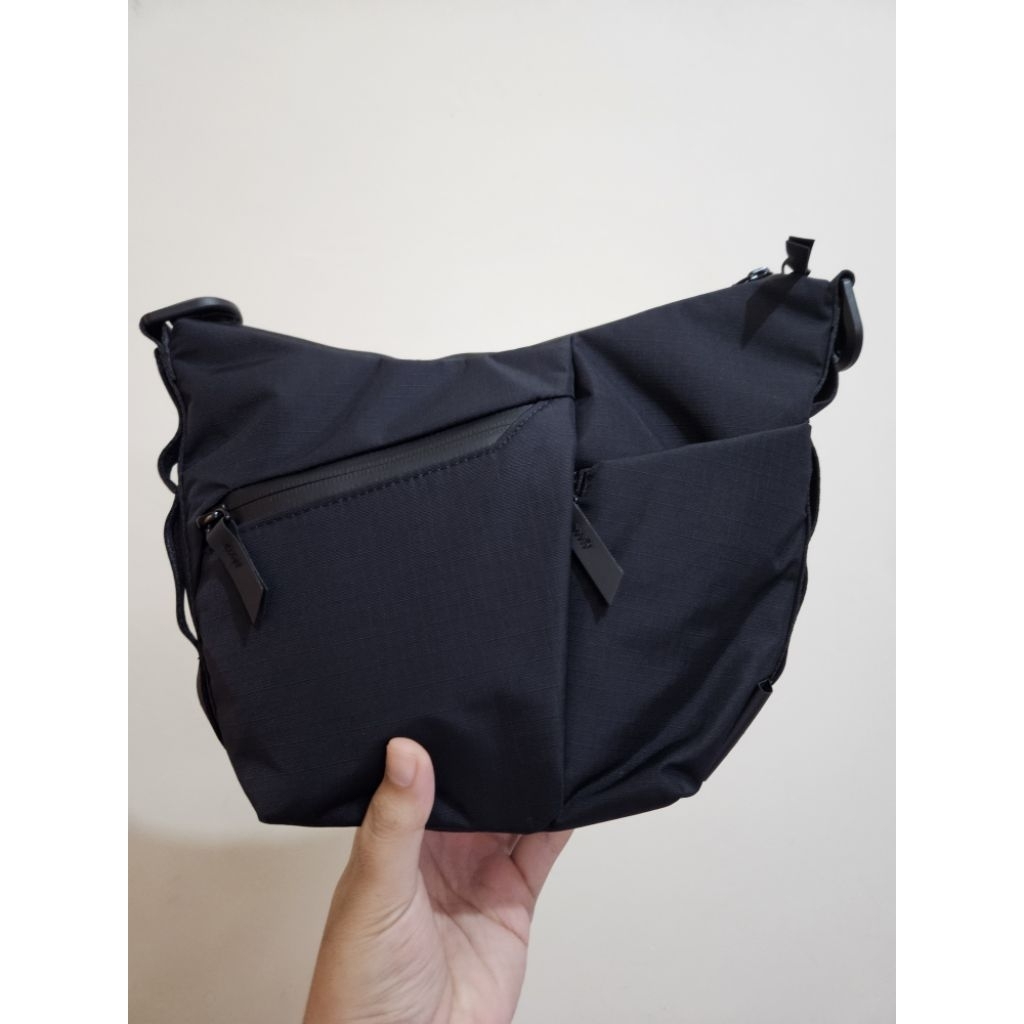 ALPAKA Flow Satchel Sling Bag 2L – Black