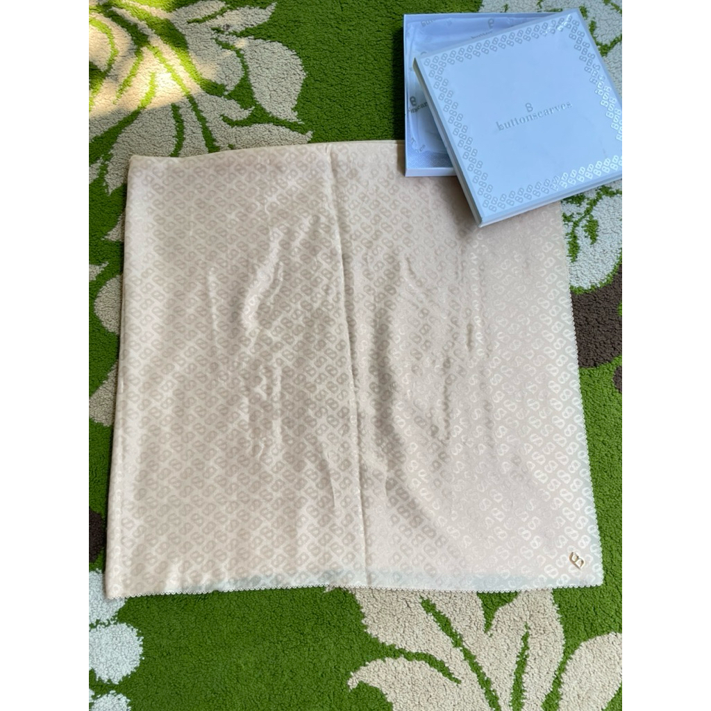 tapis embossed BUTTONSCARVES