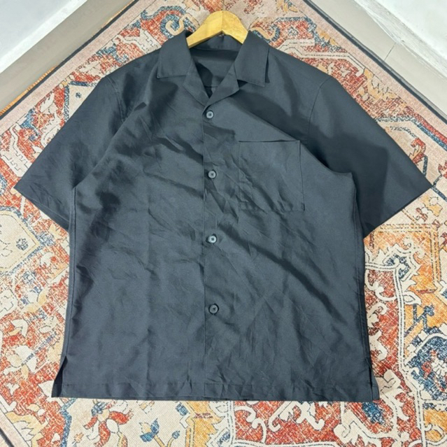 KEMEJA PENDEK UNIQ LO GU OPEN COLLAR HITAM