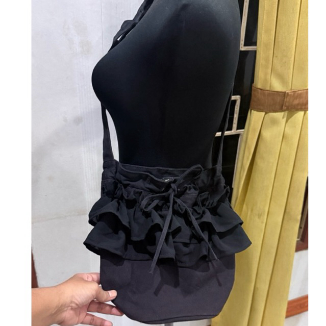 Tas Sling Ruffle Hitam Dukkah