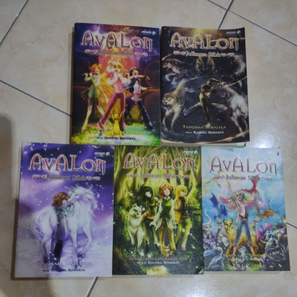 NOVEL " AVALON " ( JALINAN SIHIR ) SEBUAH KARYA DARI : RACHEL ROBERTS. 5 BUKU NUAL SEPAKET