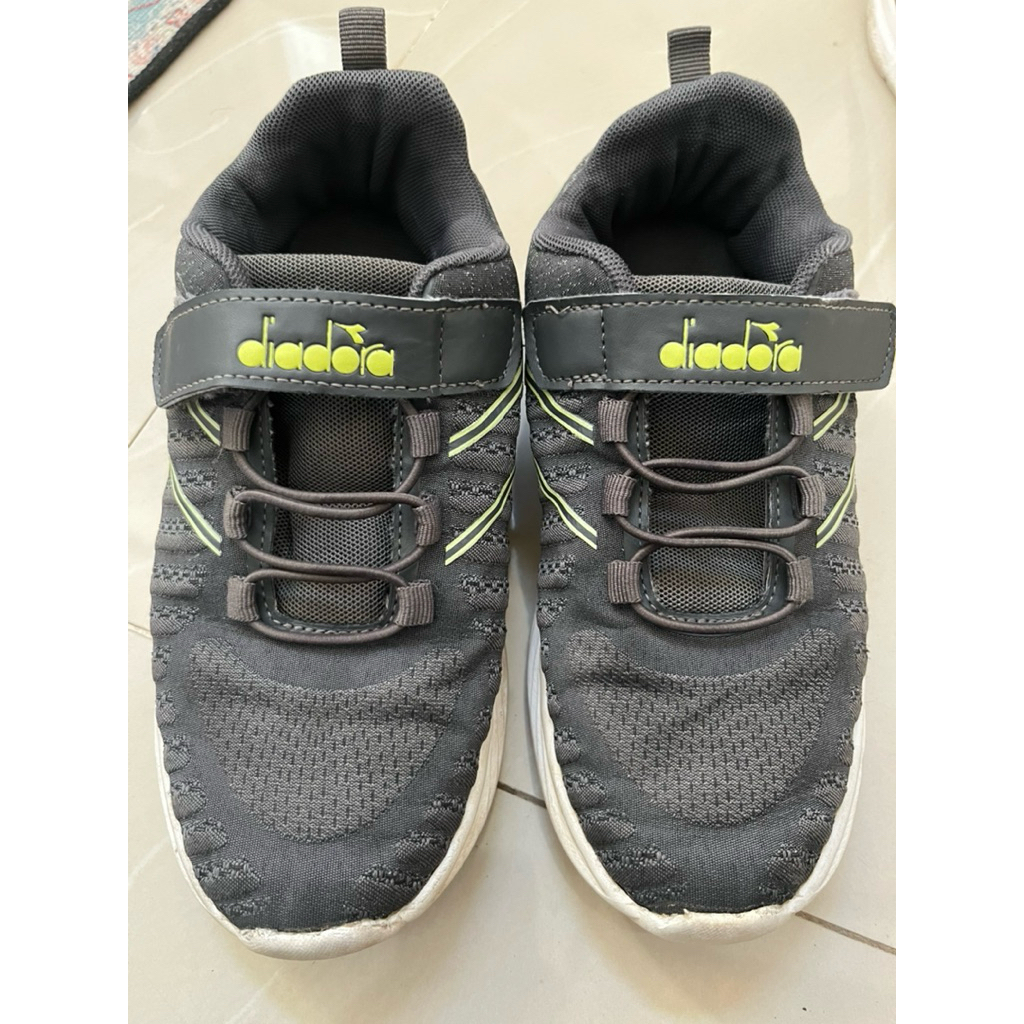 Preloved sepatu sekolah diadora anak laki laki sz 34