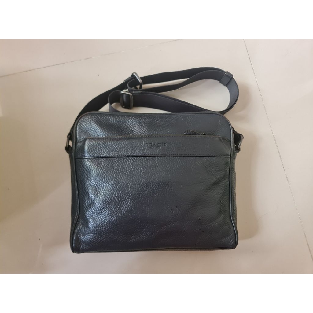 146. Tas Slempang Sling Landscape Bag Men Pria Coach Black
Mantan / Bekas / Second

Size : 28cm x 5.