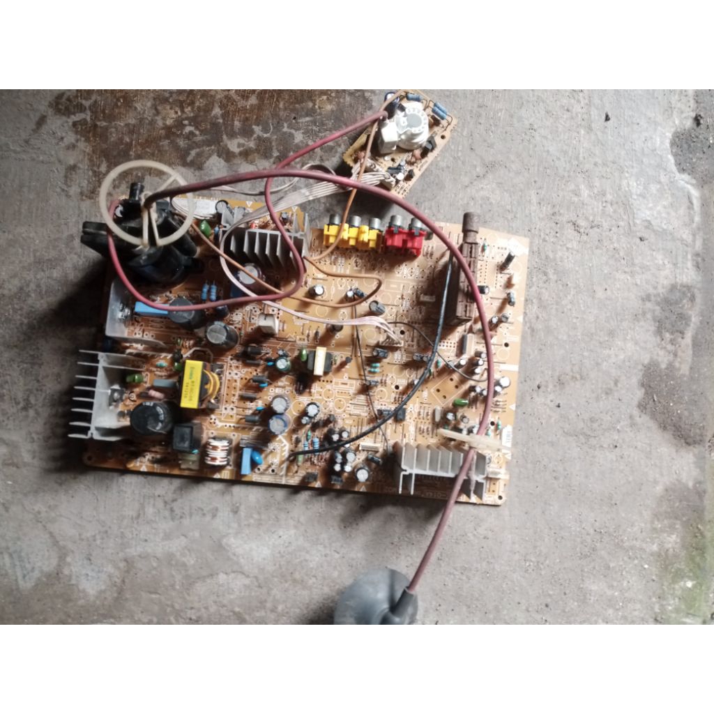 mesin tv Polytron 21in model panjang hidup normal sudah tes tabung av oke