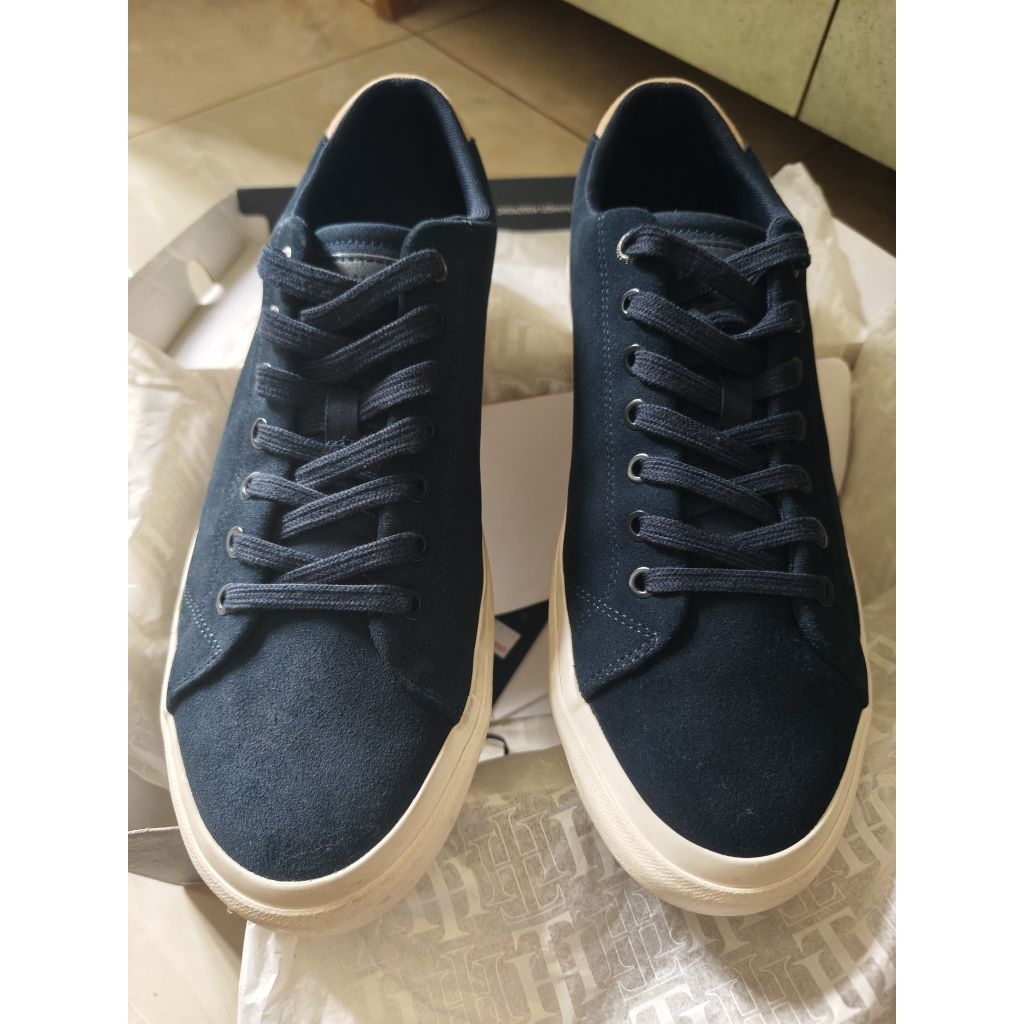 sepatu sneakers tommy Hilfiger size 44 suede