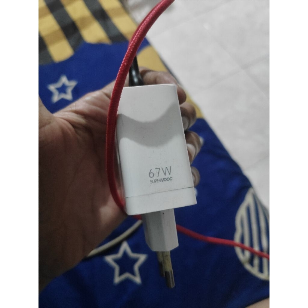 charger realme 10 pro plus 67watt.