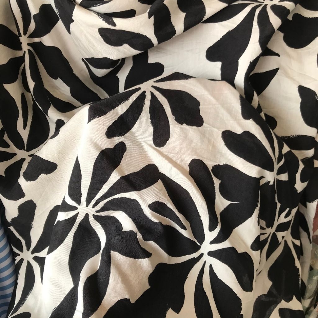 kain silk motif ~ kain silky motif daun ~ kain silky import motif kembang ~ kain silk motif daun dw