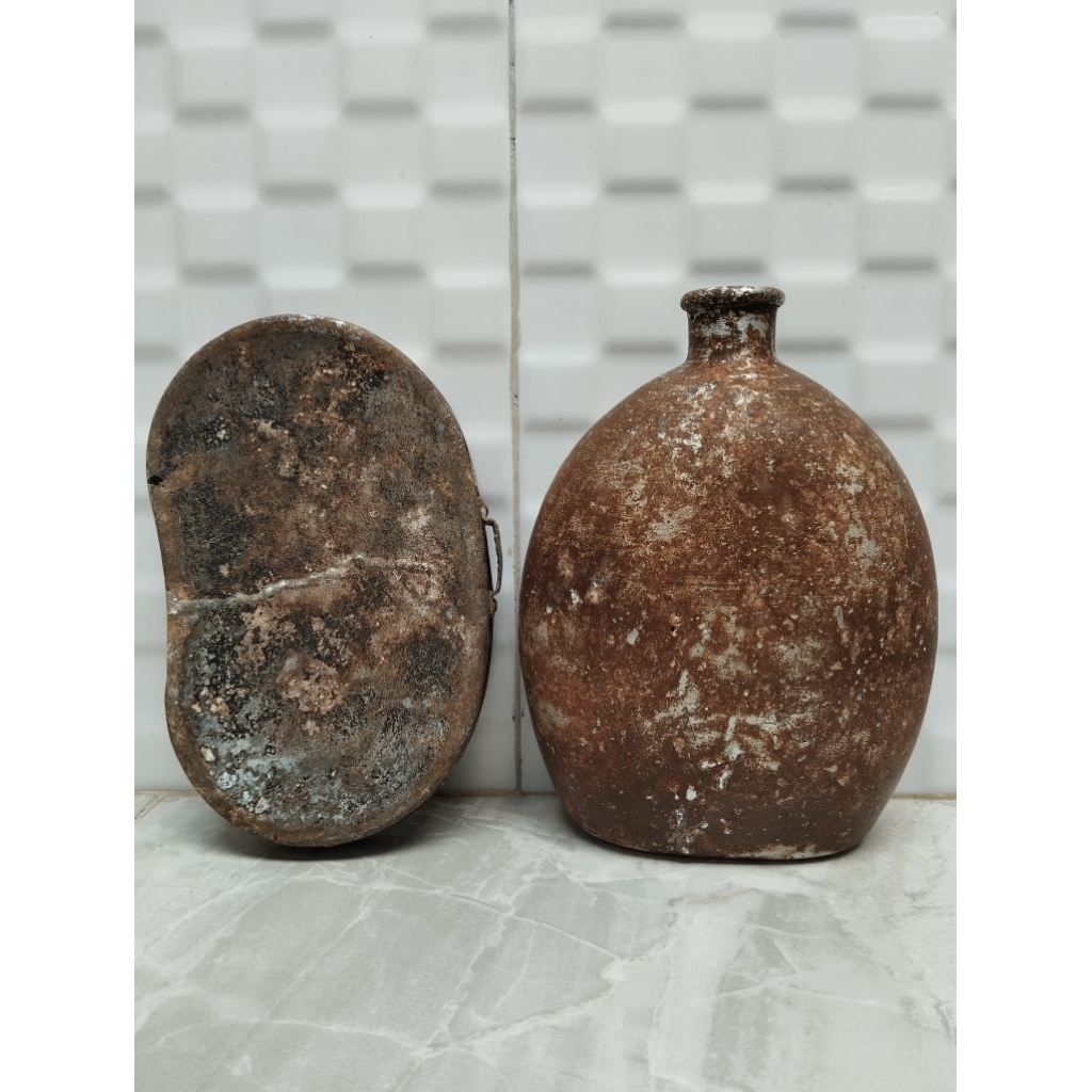 warter bottle antik kuno, botol dan tutup rantang peninggalan tentara antik kuno