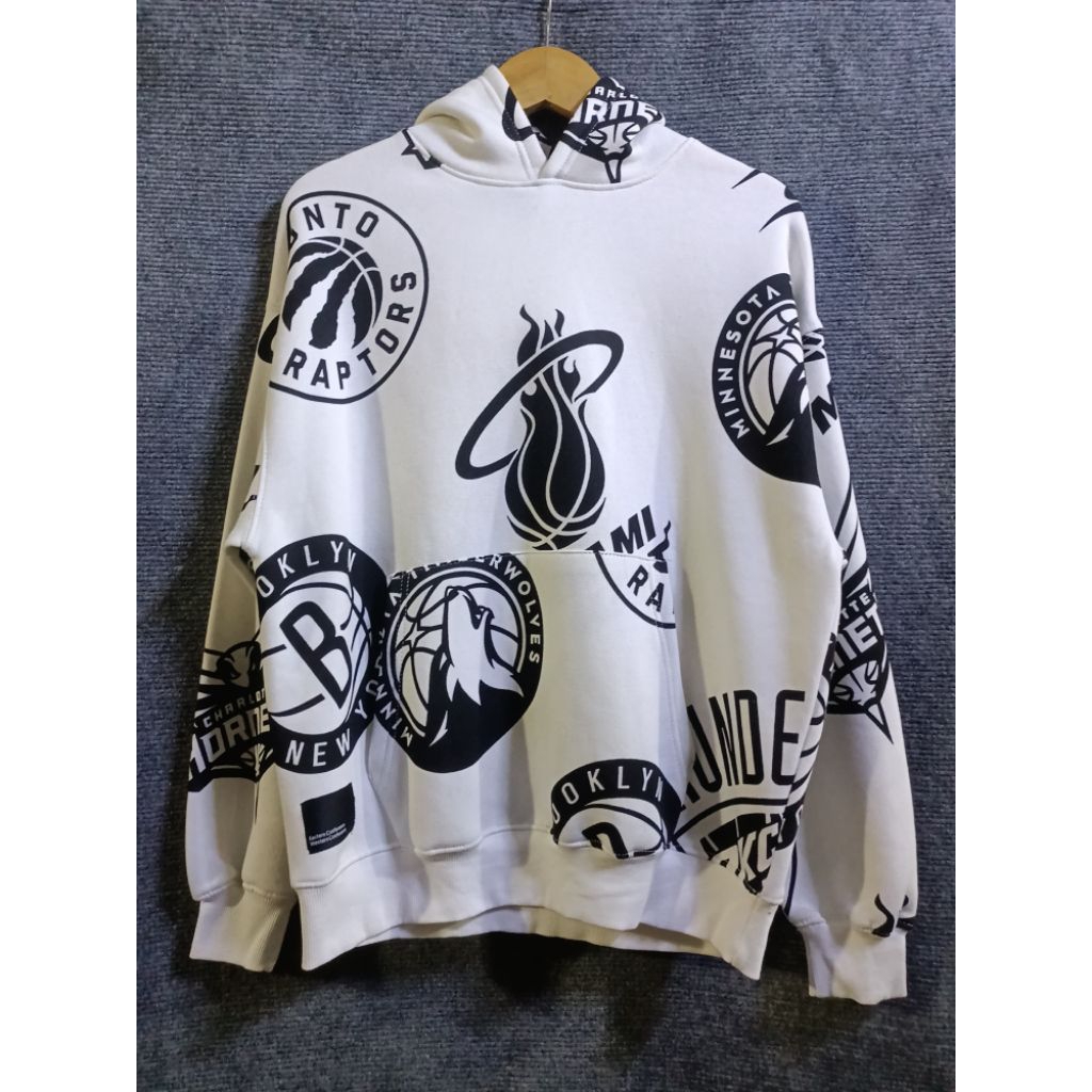 Hoodie Zara X NBA Toronto Raptors Full Print / Size Medium Unisex / Warna Putih Motif Hitam / Kondis