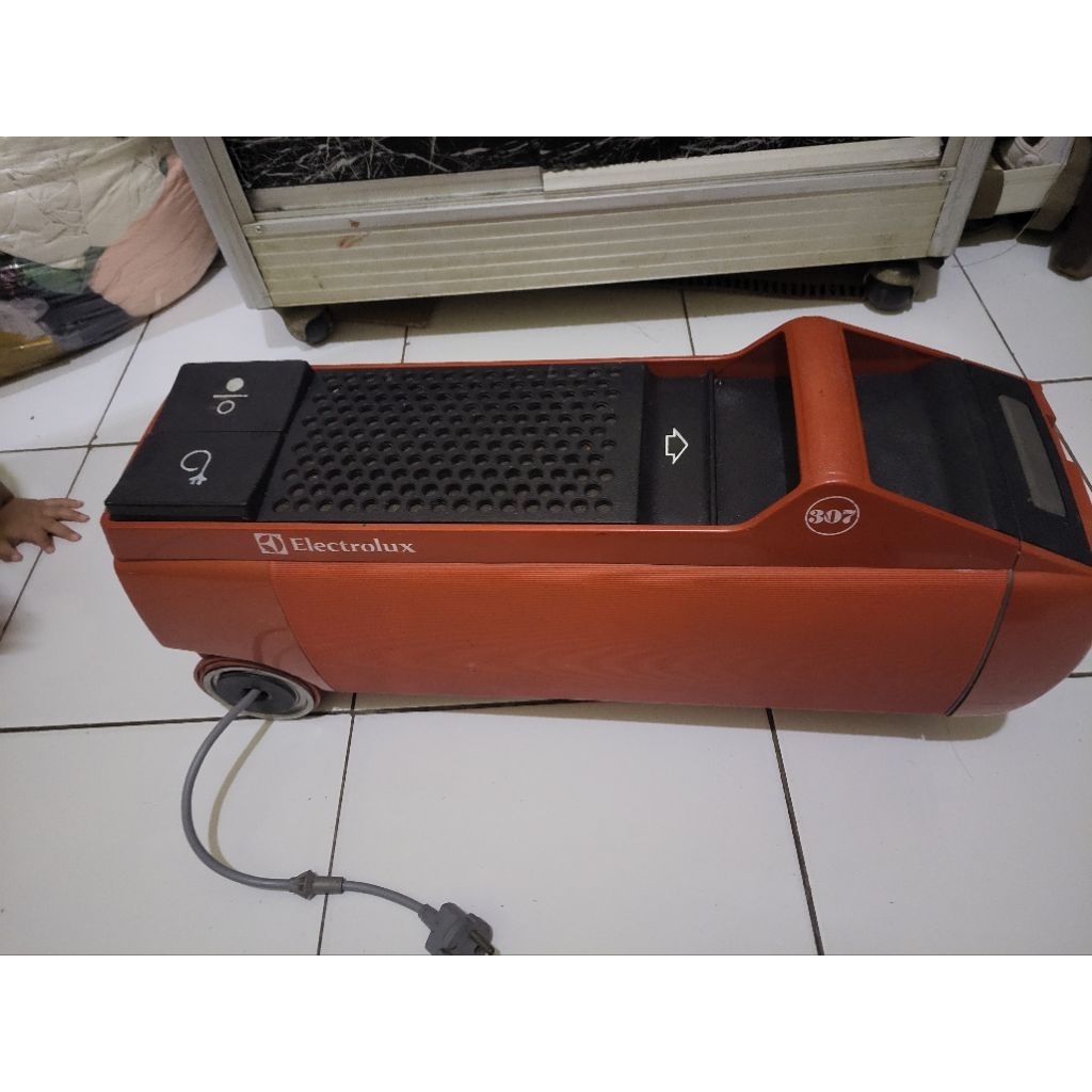 VACUM CLEANER ELECTROLUX BEKAS