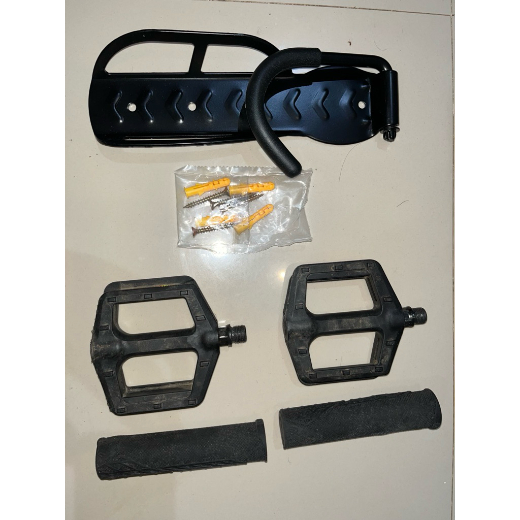 Pedal Handgrip Polygon Gantungan Dinding Sepeda