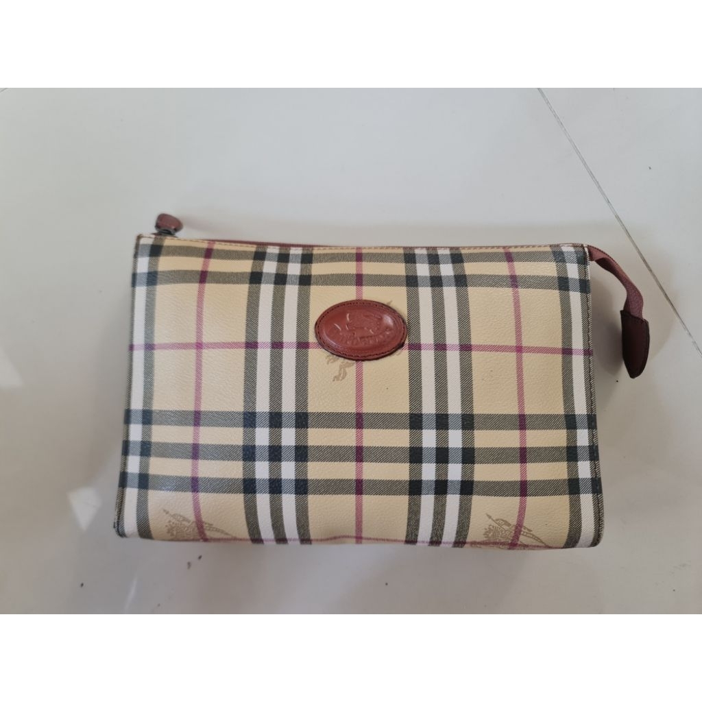 158. Clutch Hand Bag Pria Burberry
Mantan / Bekas / Second

Size : 27cm x 5cm × 18cm

Leather Kulit 