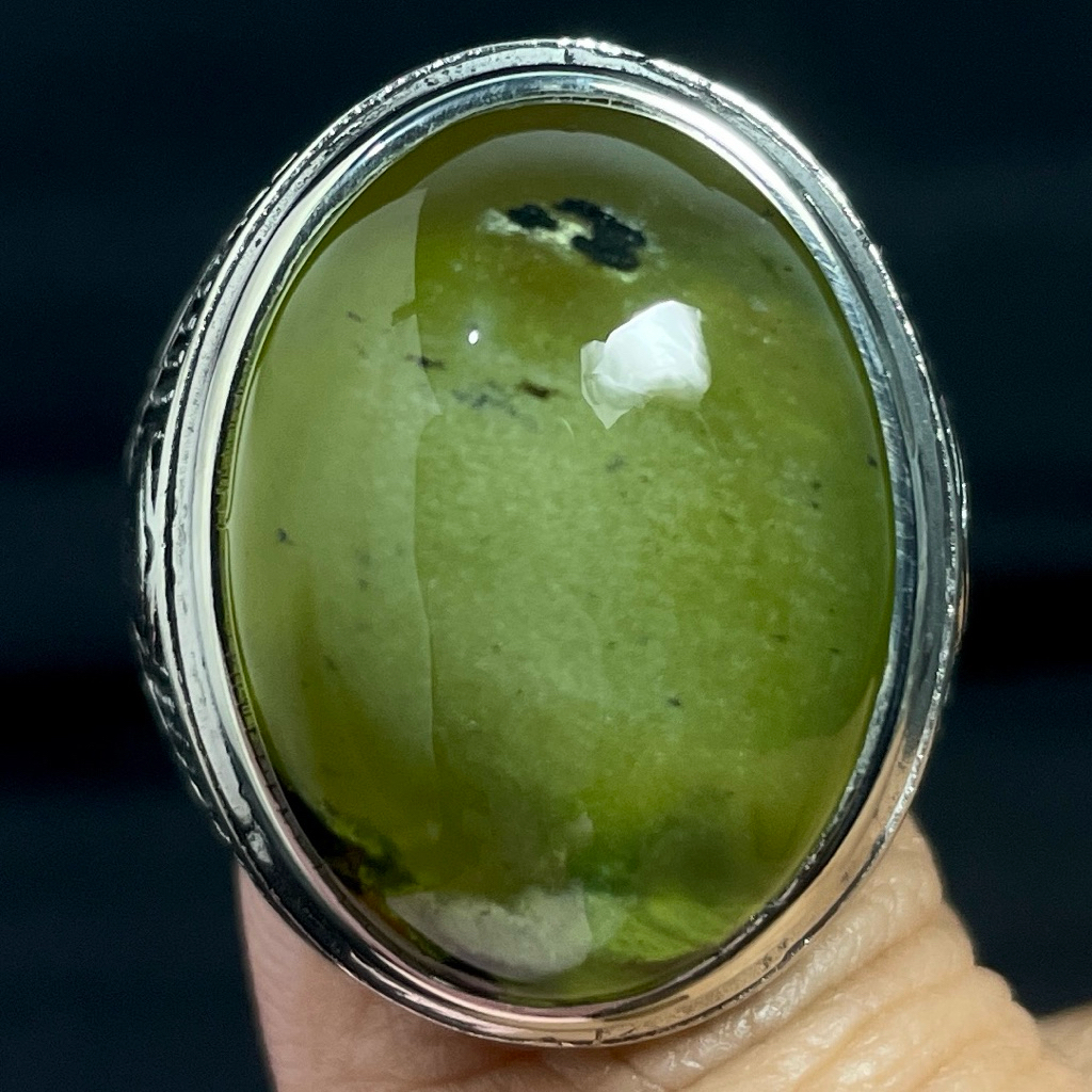 Cincin Giok Aceh Idocrase 22x16x9mm Size 9 – Hijau Olive, Tembus Kuning Saat Disenter, Natural