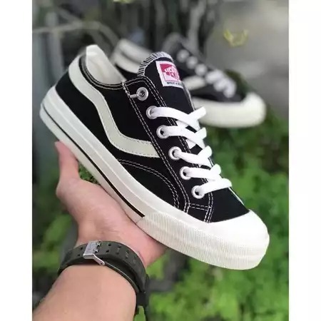Ventela Sepatu Sekolah Pria Wanita Canvas Hitam Putih