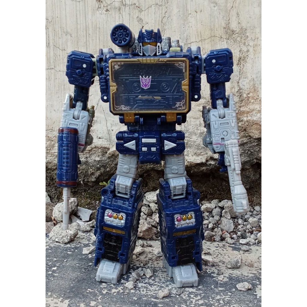 Transformers legacy voyager class Soundwave