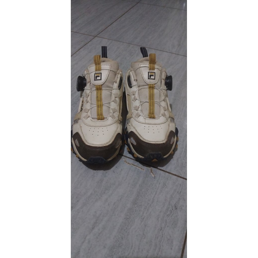 sepatu Fila Trailrunning Boa Anak Size 33,5 insole 21  warna kream hitam  tapak tebal , kondisi sang