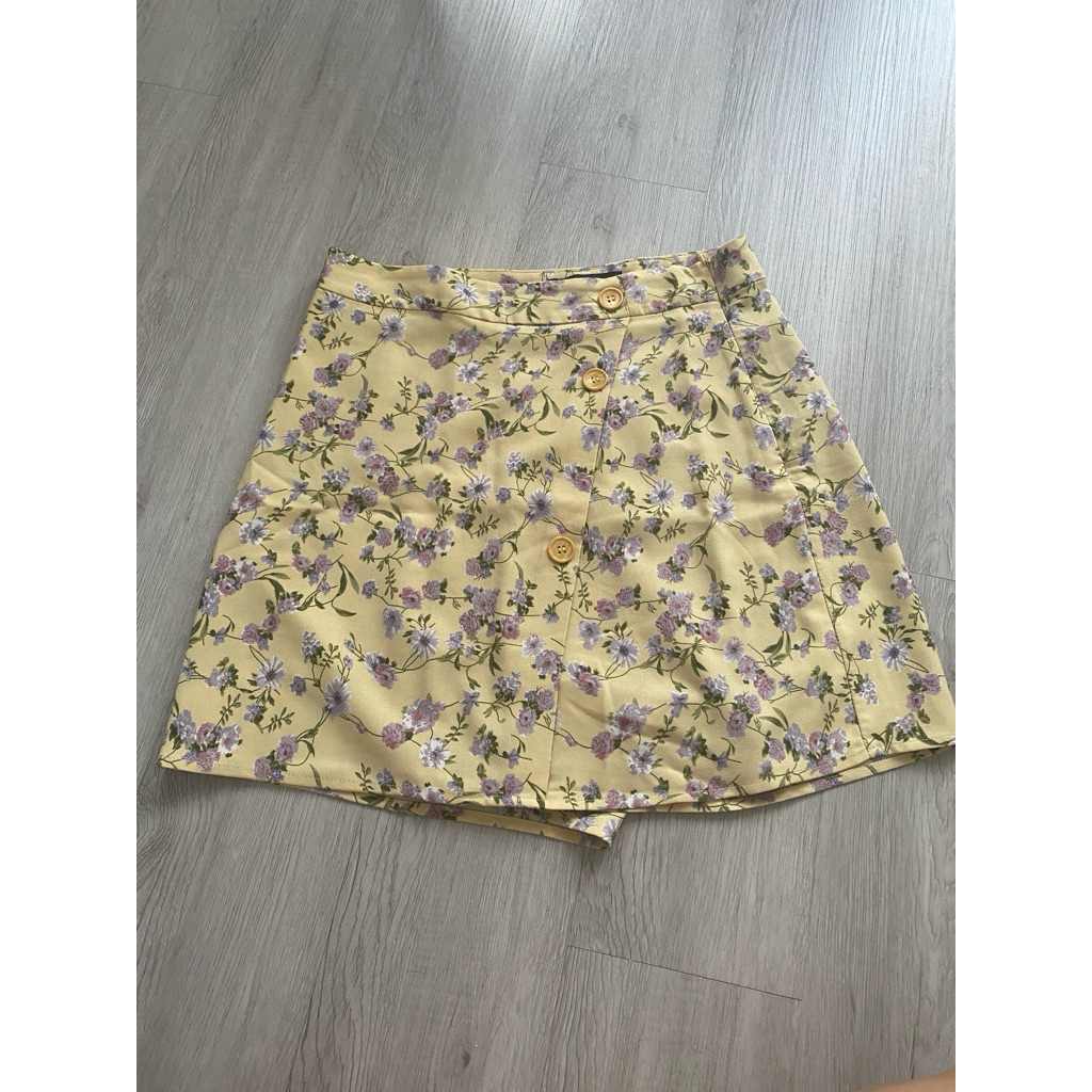 [PRELOVED] Pomelo Short Pants | Celana Pendek Wanita