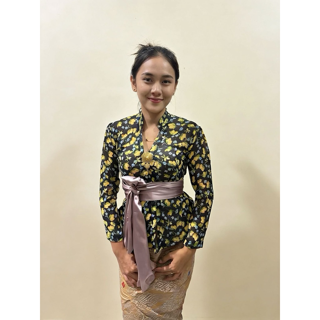 Kebaya bunga sakura longceng kancing mutiara
