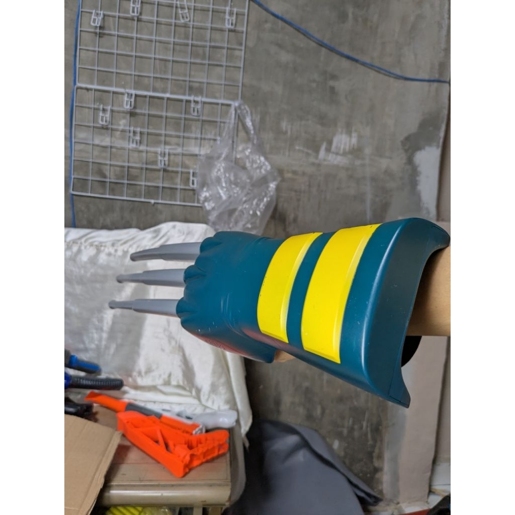 Mainan Sarung tangan Marvel Wolverine Claw Hasbro