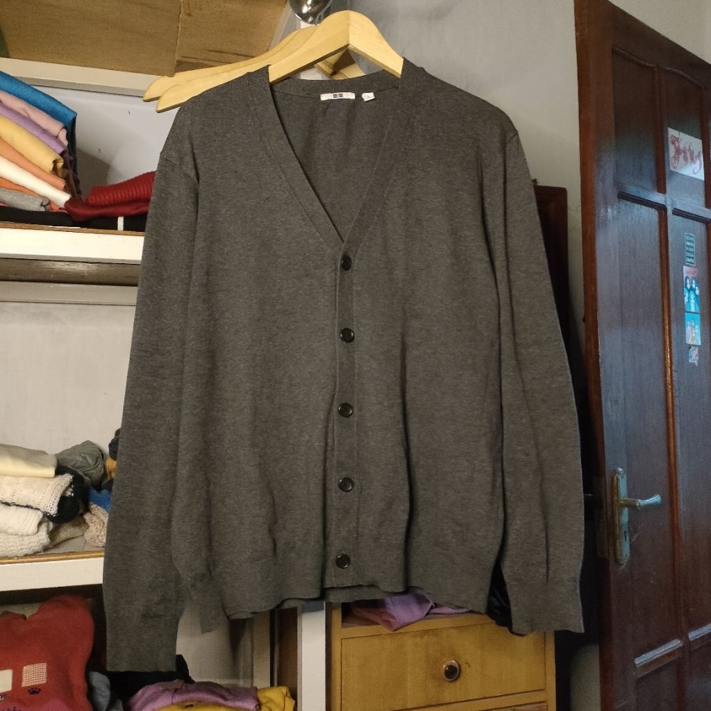 Cardigan Uniqlo Abu Tua Charcoal