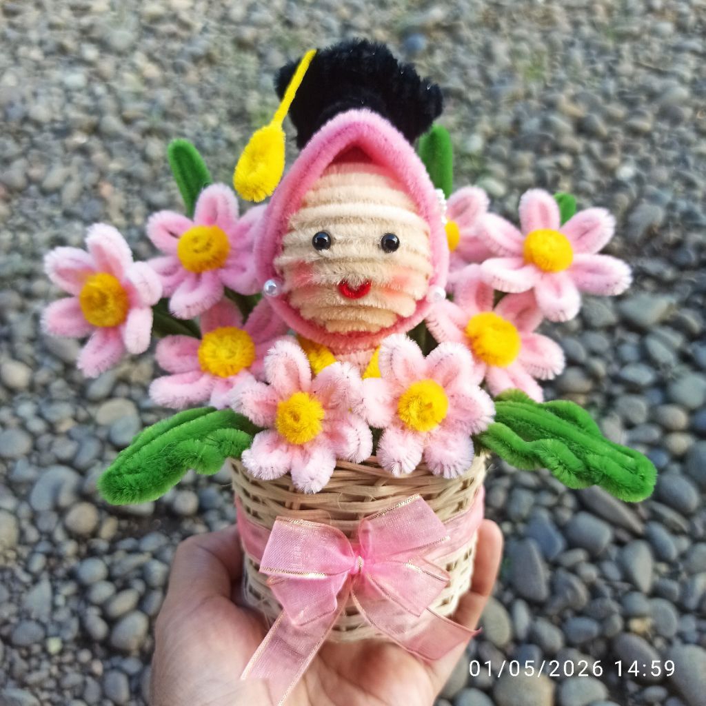 boneka wisuda keranjang daisy