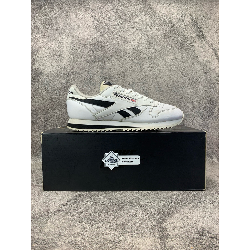 Sepatu Second Casual  Reebok Classic Vegan White Black  Size 40 insole 25,5 cm  Original Guarantee 1