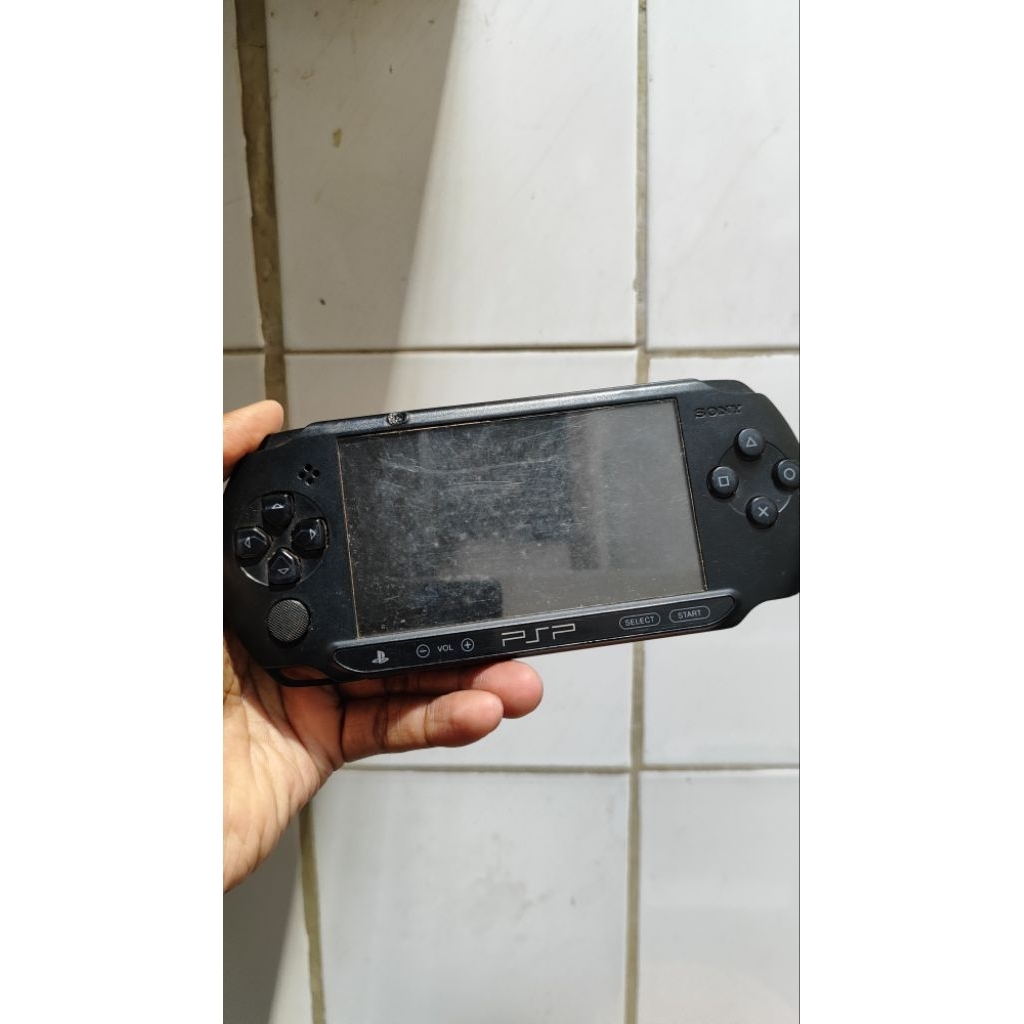 GACHA TEKNISI Sony PSP Street E1000 Hitam (Batangan / Untested / Bahan Servis & Kanibal)