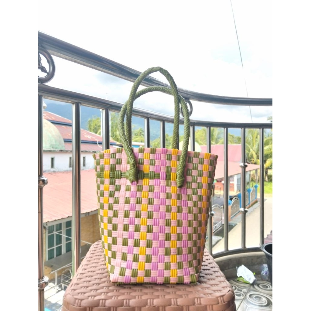 Tas anyaman tali jali
