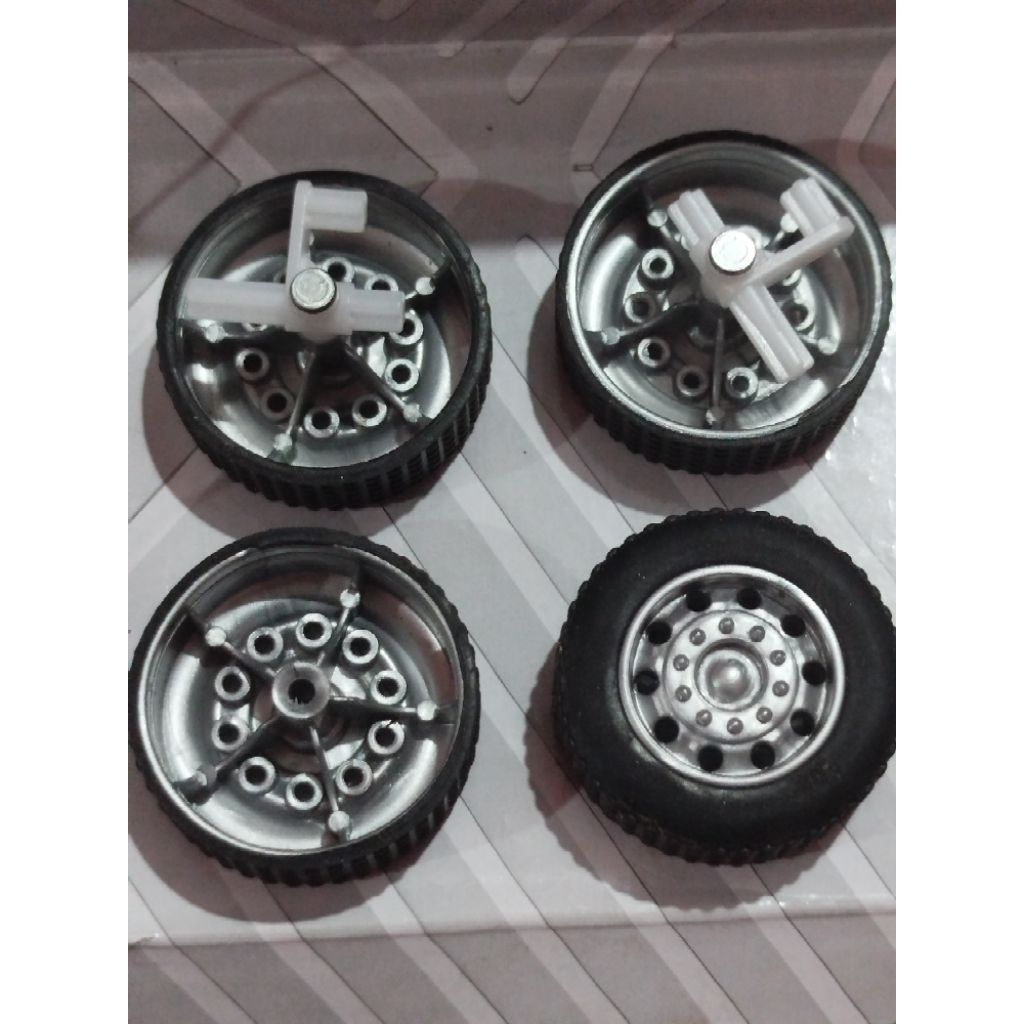 Ban RC Mini Diameter 33mm Velg Silver – Cocok Skala 1:18 / 1:20 Siap Pakai