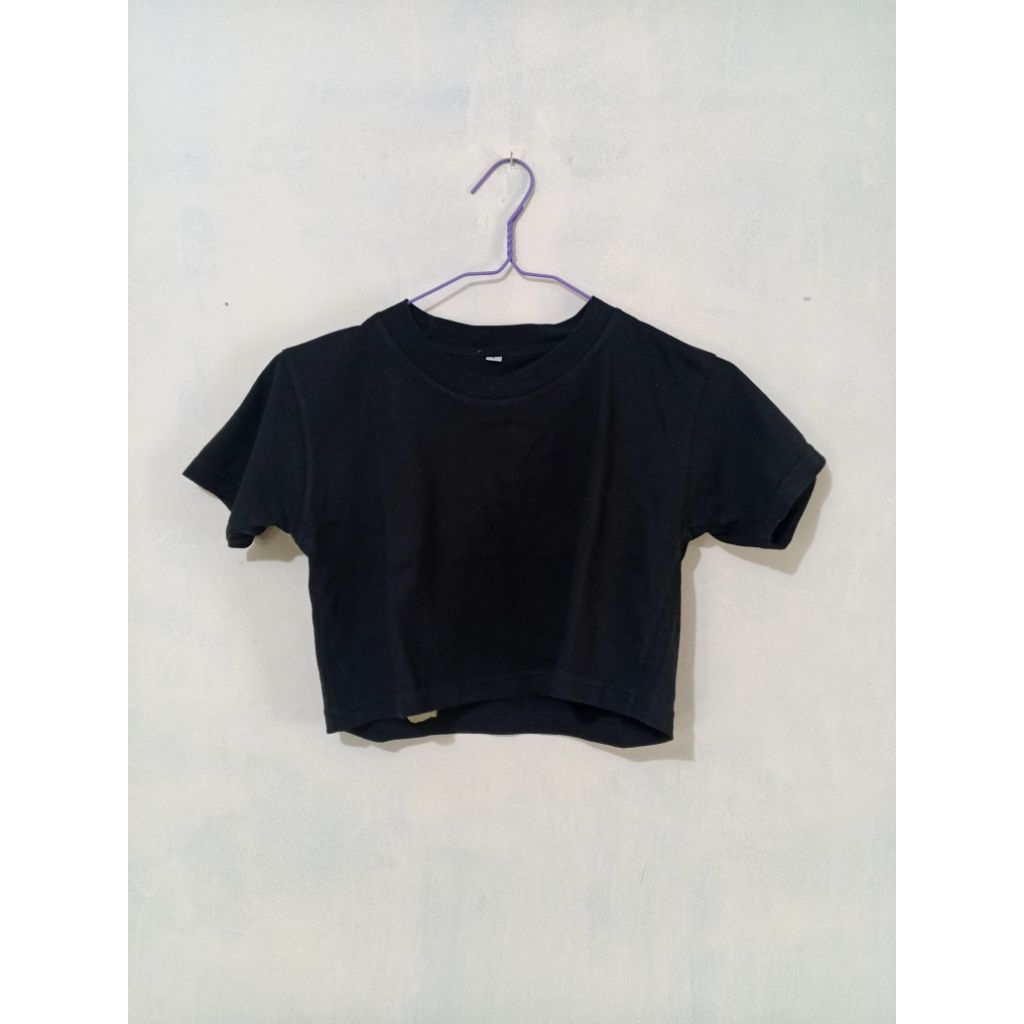 Crop Kaos Hitam Polos Easy Match Outfit Harian