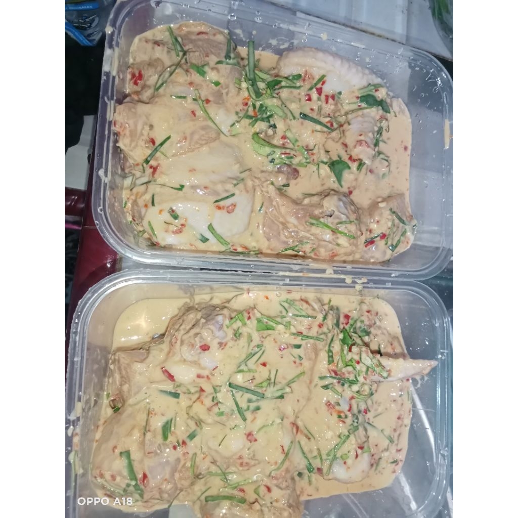 ayam marinasi bumbu terasi daun jeruk isi 1 ekor ayam potong 10/ siap goreng