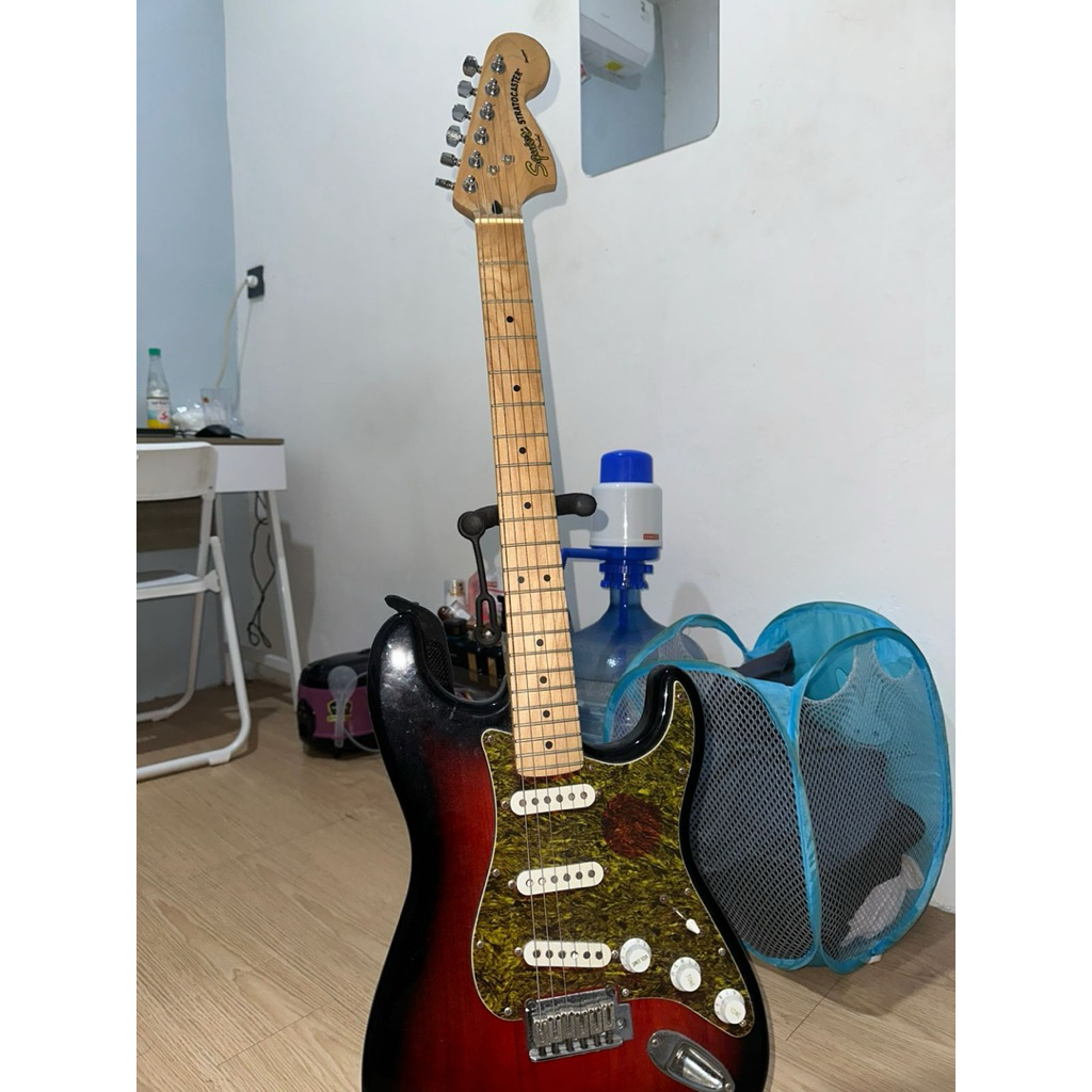 Squier Stratocaster Sunburst by Fender