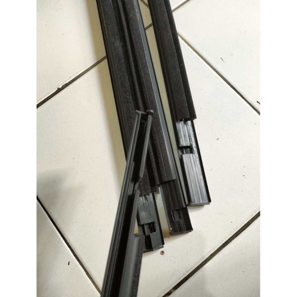 pelipit kaca APV hitam original