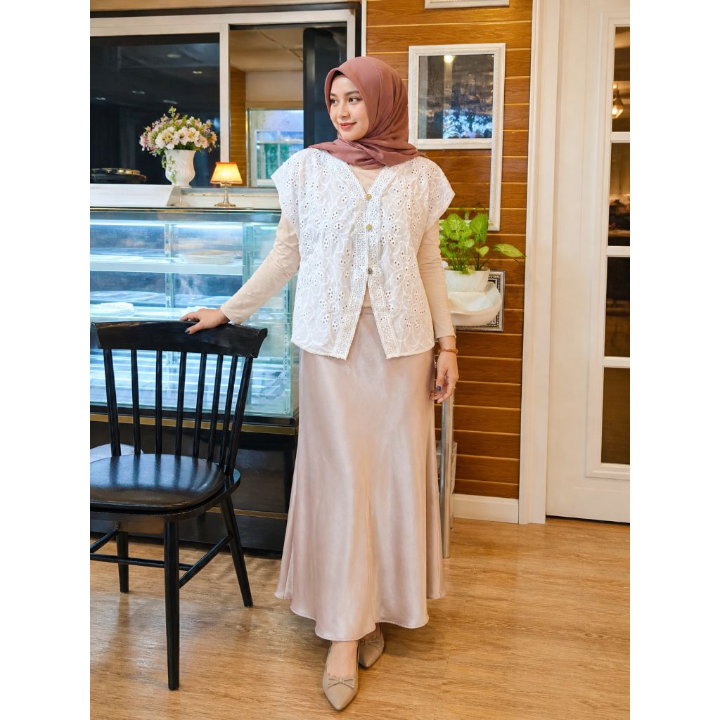 Rompi Outer Brokat Warna Putih dengan Detail Bordir, Model Terbuka yang Elegan