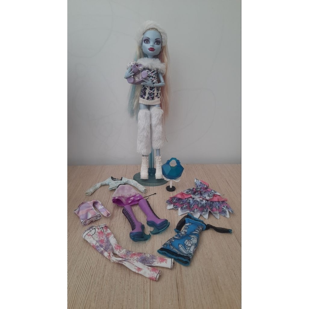 Boneka Monster High Abbey Bominable Doll , Matt£l + outfit, acc, stand MH