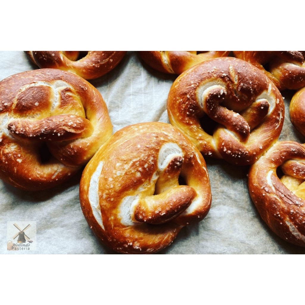AUTHENTIC, SOFT BAVARIAN GERMAN PRETZELS (BREZELN)