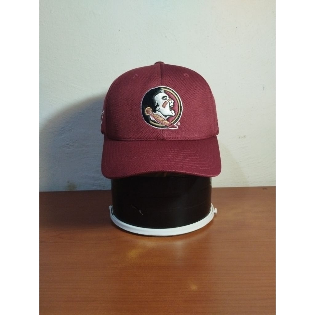 Topi Top of the World NOLES Likenew