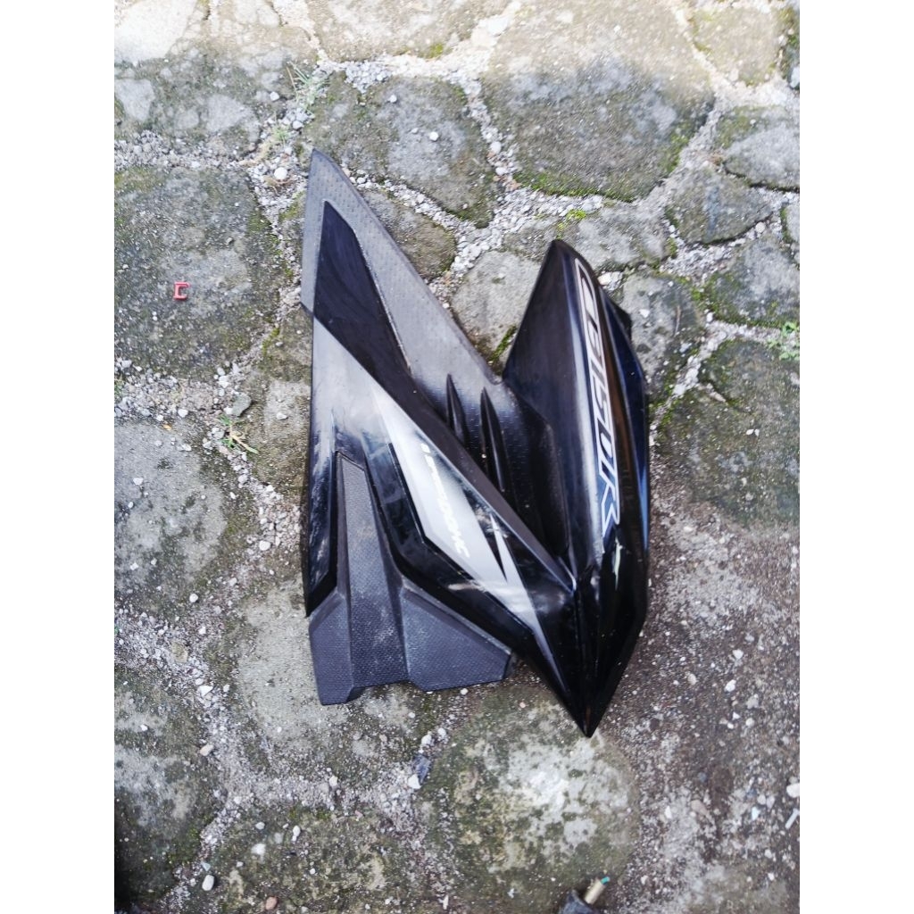 sayap tangki honda cb 150 R new v3 bagian kanan bekas original