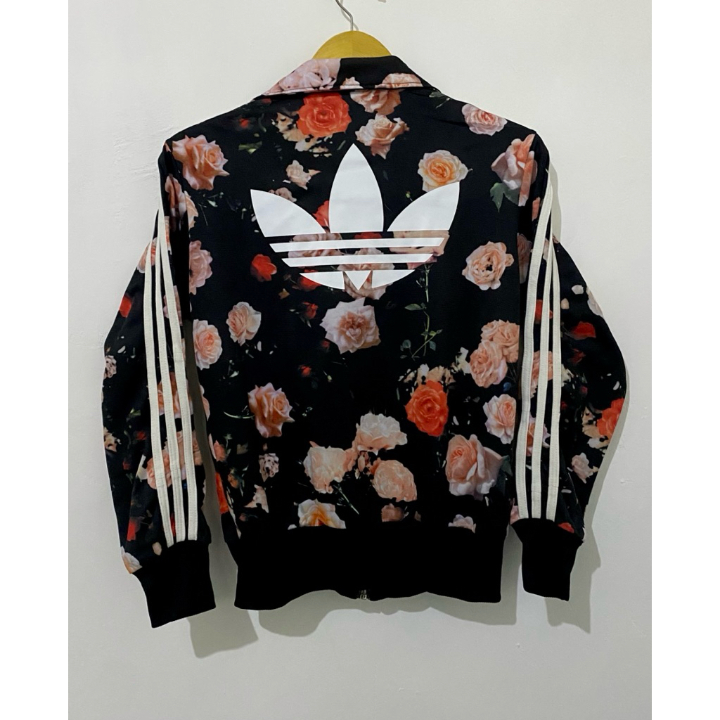 Tracktop Adidas big logo bunga casual style outfit mewah