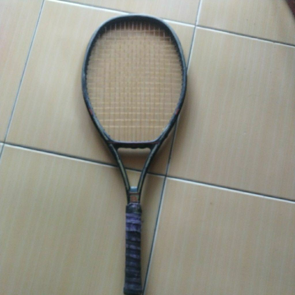 Raket tenis bekas l berkwalitas "Boris becker" silahkan baca deskripsi